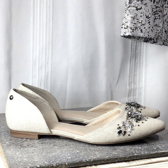 SIMPLY VERA Vera Wang ‘Savanita’ Natural Silver Lame Crystal Point Toe Low Heel - Picture 2 of 8